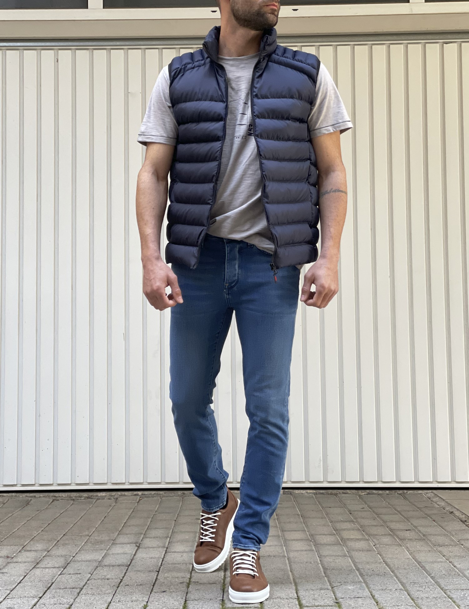 Ανδρικό μπλε καπιτονέ αμάνικο μπουφάν με αποσπώμενη κουκούλα 3408M φωτογραφία